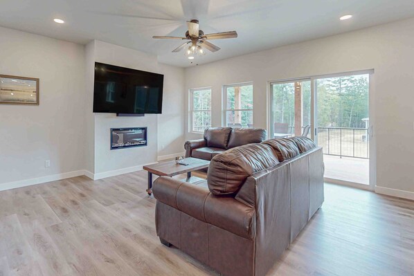 TV, fireplace