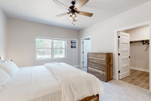 4 bedrooms, iron/ironing board, Internet, bed sheets