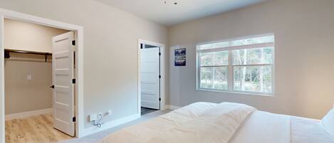 3 bedrooms, iron/ironing board, internet, bed sheets