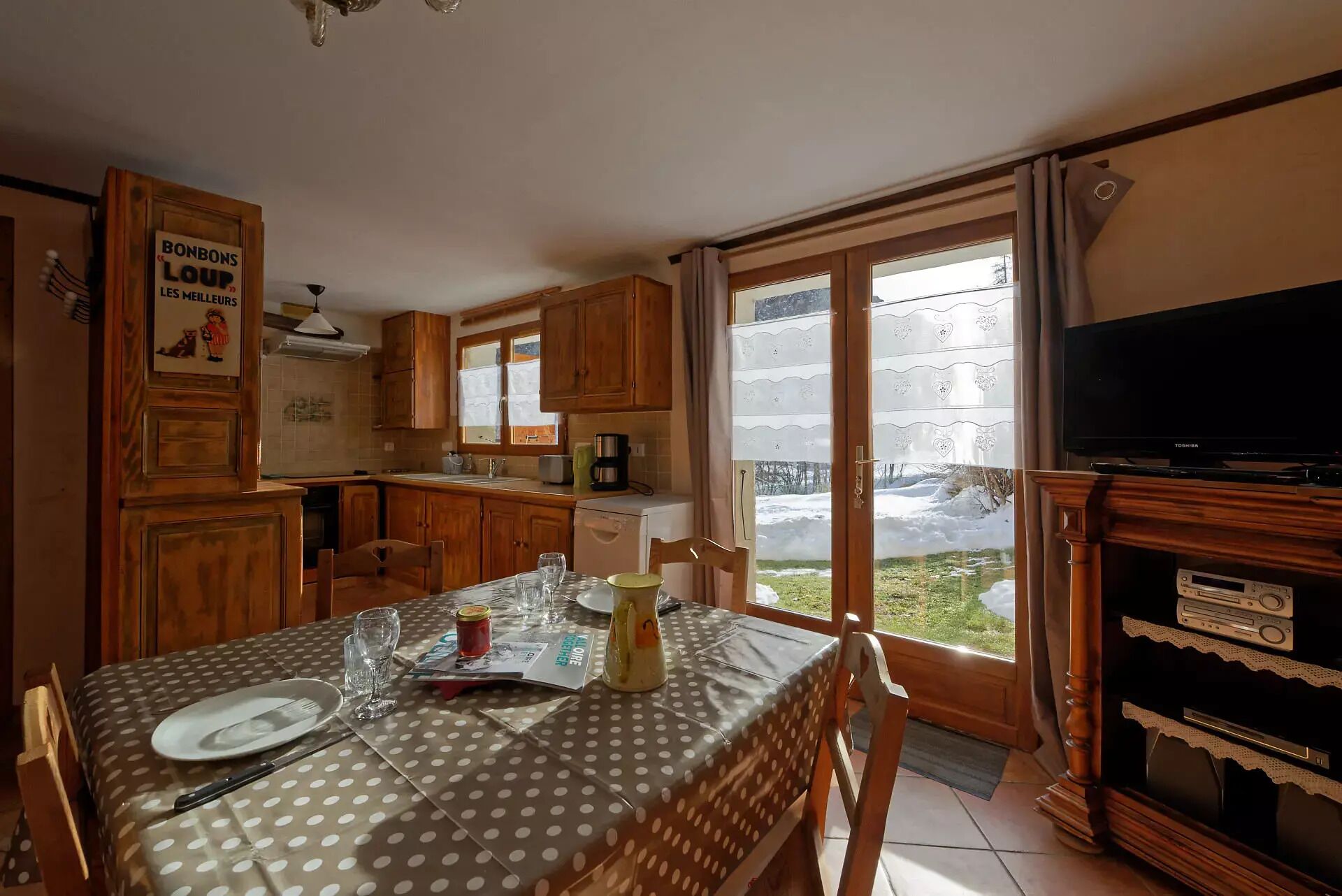 Microwave, dishwasher, cookware/dishes/utensils