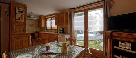 Mikrowelle, Geschirrspüler, Kochgeschirr/Geschirr/Besteck