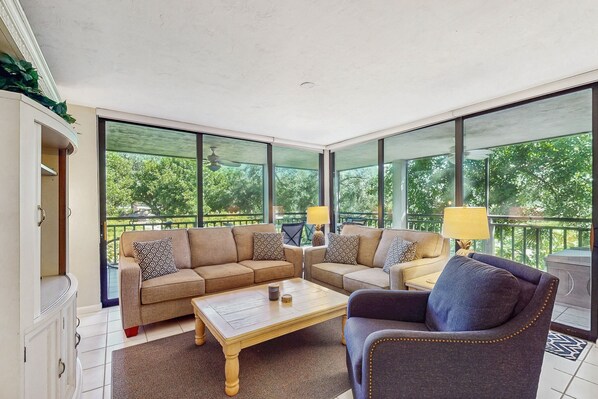 テレビ、DVD プレーヤー、書庫