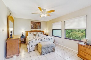 2 bedrooms, iron/ironing board, internet, bed sheets - Clean and spacious condo w/beach access, pickleball courts and private balcony (Bonita Springs)