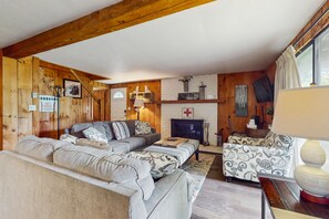 TV, fireplace - Cozy lower unit duplex, close to Mt Snow w/ hot tub, fireplace, kitchen, w/d (Dover)