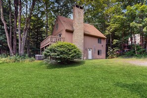 Exterior - Cozy lower unit duplex, close to Mt Snow w/ hot tub, fireplace, kitchen, w/d (Dover)