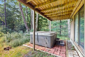 Terrace/patio - Cozy lower unit duplex, close to Mt Snow w/ hot tub, fireplace, kitchen, w/d (Dover)