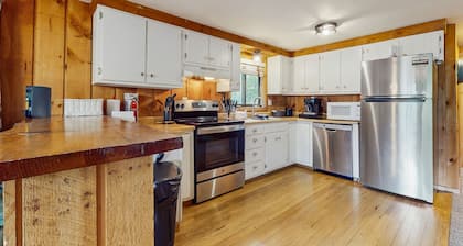 Cozy house close to Mt Snow w/ hot tub, balcony, bbq, two kitchens, w/d, wifi