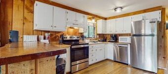 Cozy house close to Mt Snow w/ hot tub, balcony, bbq, two kitchens, w/d, wifi