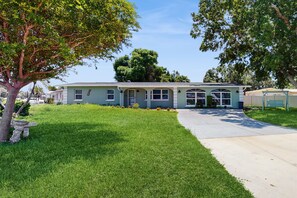 Exterior - Cozy home with washer and dryer, internet, and prime location (Bradenton)