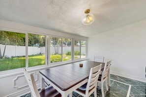 Dining - Cozy home with washer and dryer, internet, and prime location (Bradenton)