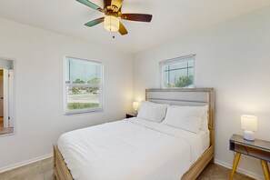 3 bedrooms, iron/ironing board, WiFi, bed sheets - Cozy home with washer and dryer, internet, and prime location (Bradenton)