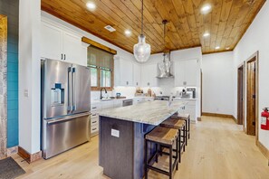 Fridge, microwave, oven, stovetop - Breathtaking cabin w/ outdoor fireplace, hot tub, and stunning mountain views (Cherry Log)