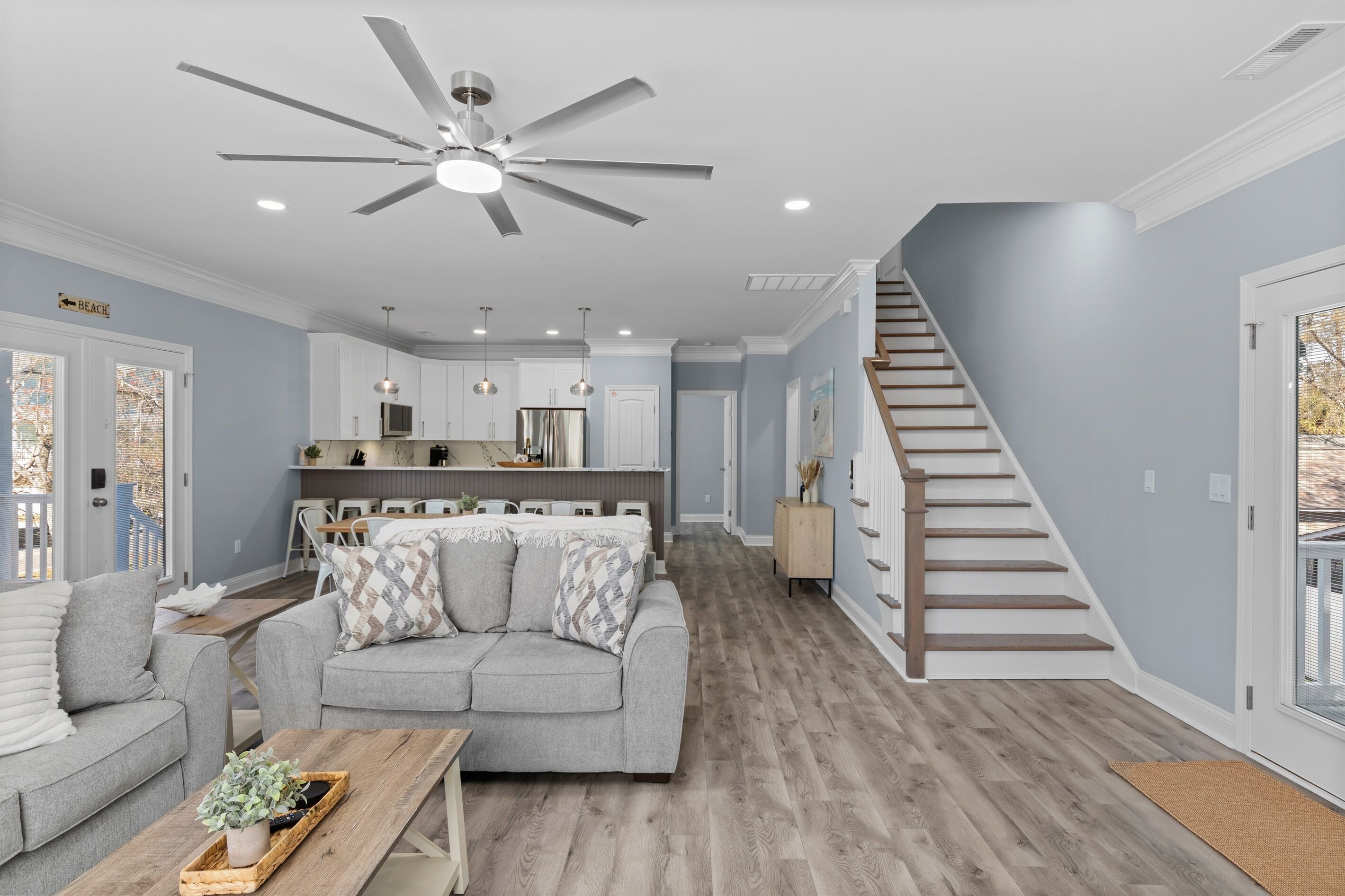 Televisor intel·ligent, llar de foc, futbolí i taula de tennis de taula 