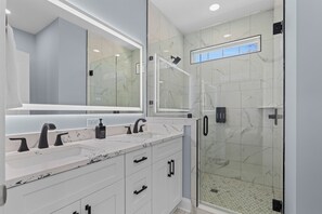 Shower, hair dryer, towels - New 6 BR beach house with private hot tub & pool. Walk to beach. Sleeps 18 (Murrells Inlet)