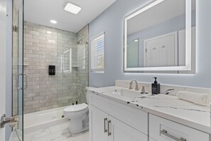 Douche, sèche-cheveux, serviettes fournies