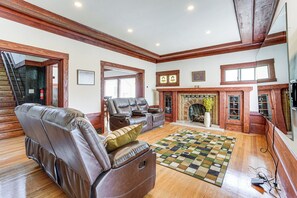 Interior - Stroll to SF Bay Beaches! Cozy Home in Alameda (Alameda)