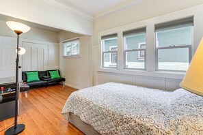 3 slaapkamers, een bureau, een strijkplank/strijkijzer, internet