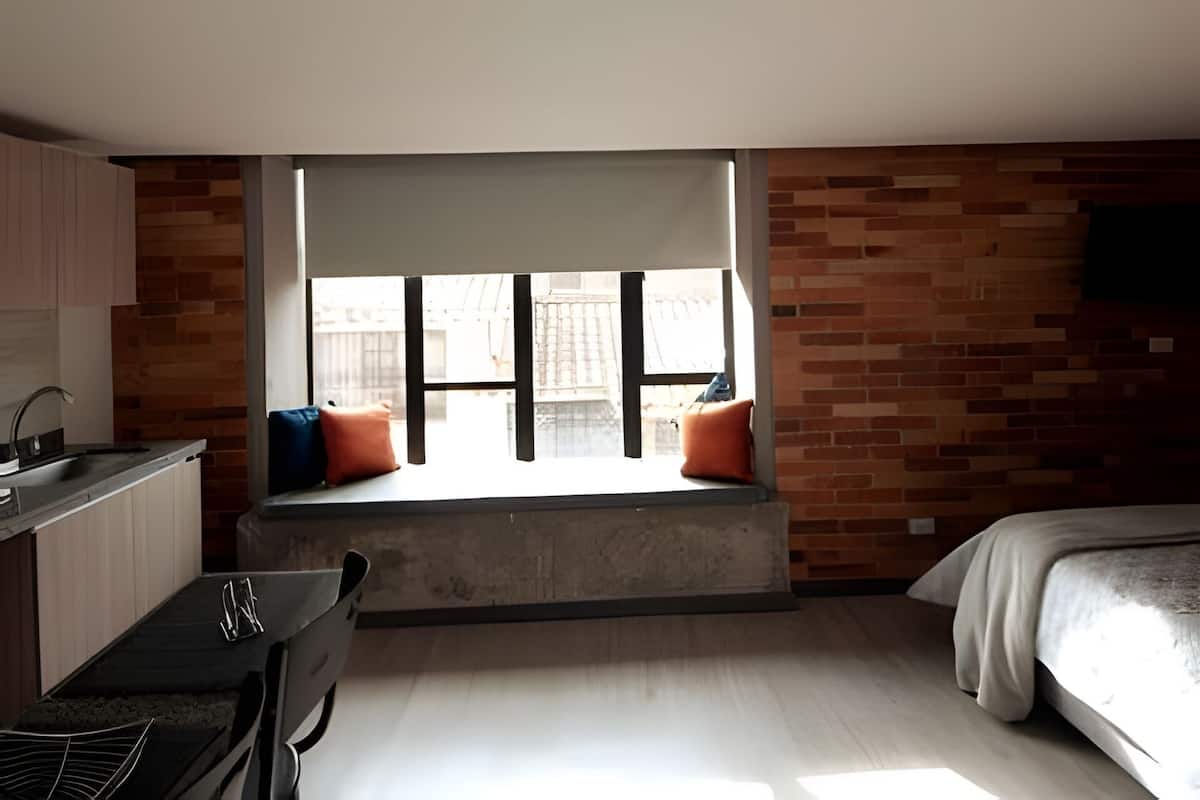 Apartamento clássico | Escrivaninha, espaço de trabalho para notebook