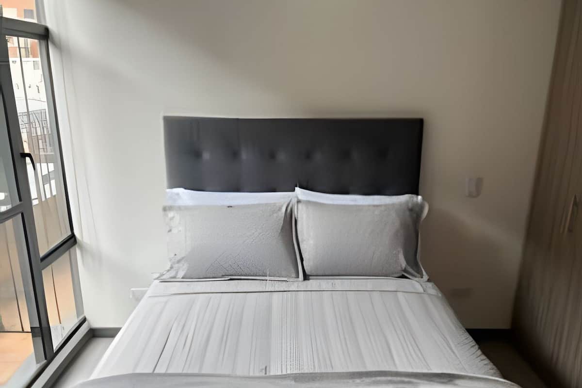 Appartement Classique | Bureau, espace de travail pour ordinateur portable