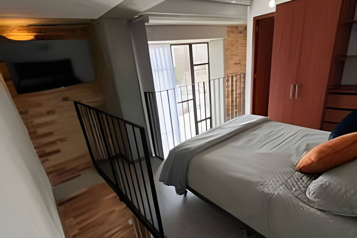 Apartamento clássico | Escrivaninha, espaço de trabalho para notebook