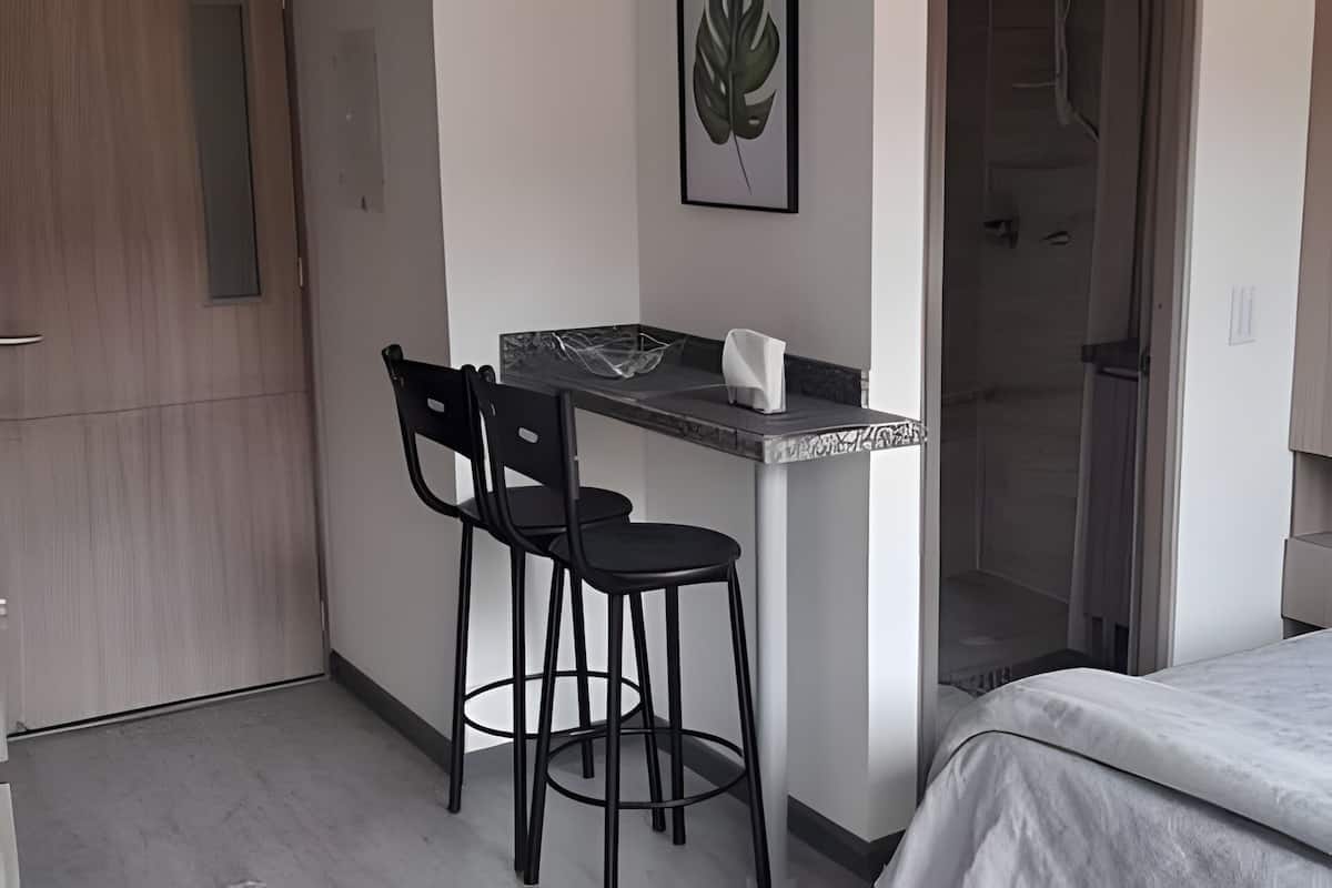 Appartement Classique | Bureau, espace de travail pour ordinateur portable