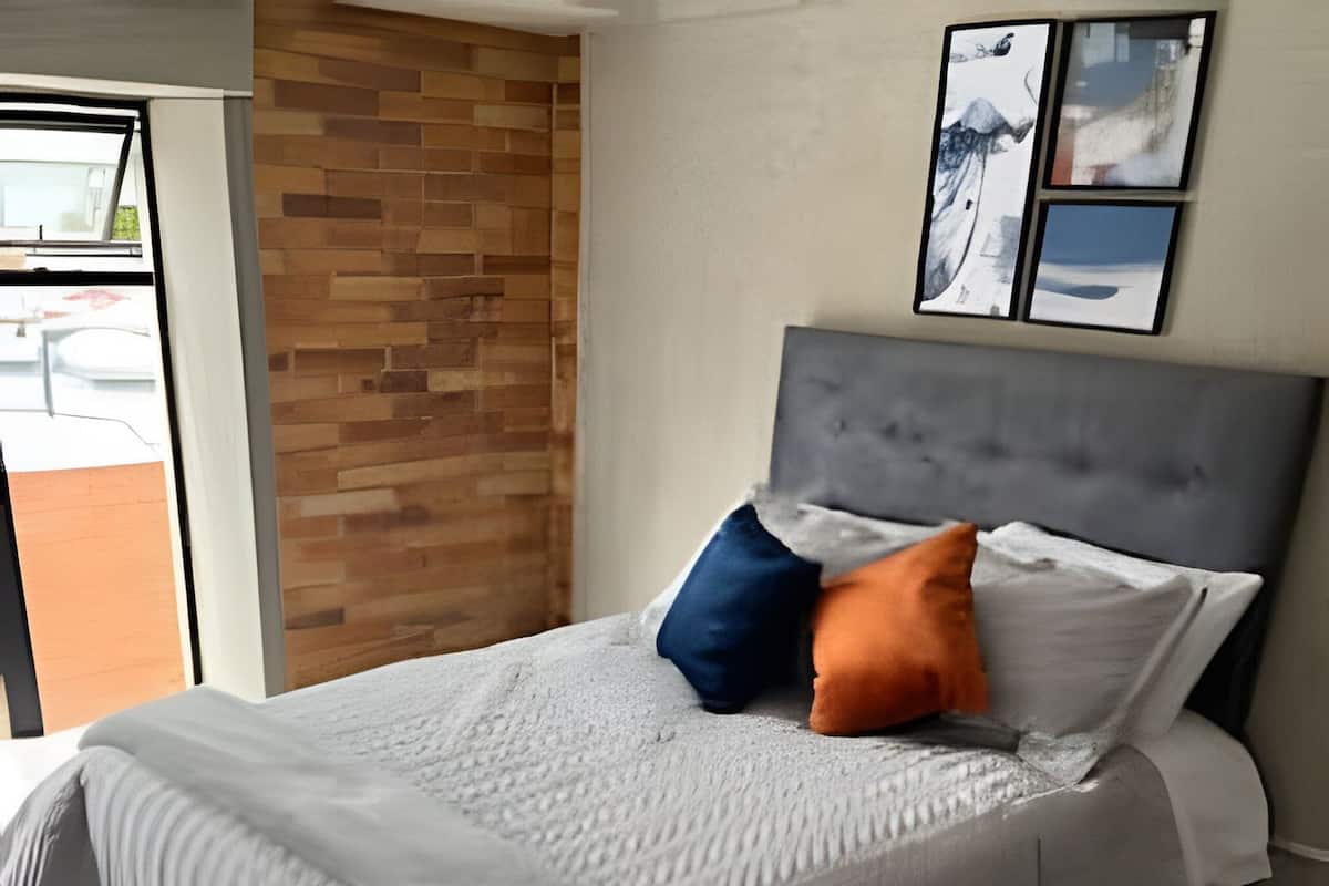 Apartamento clássico | Escrivaninha, espaço de trabalho para notebook