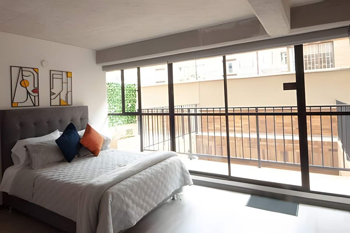 Apartamento clássico | Escrivaninha, espaço de trabalho para notebook