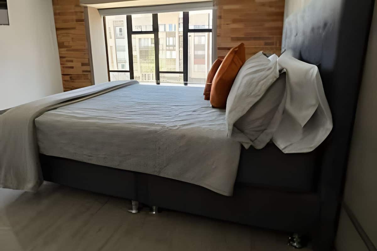 Apartamento clássico | Escrivaninha, espaço de trabalho para notebook