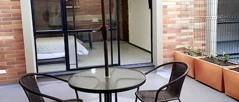 Classic Apartment | Outdoor dining