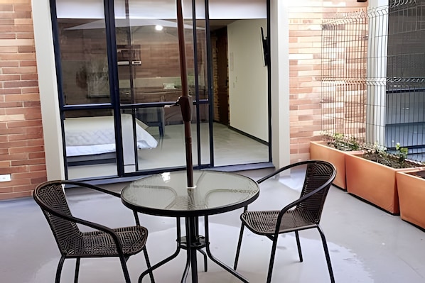 Classic Apartment | Outdoor dining