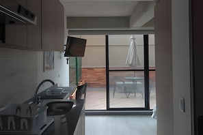 Apartamento clássico | Cozinha privada | Frigobar, micro-ondas, fogão, cooktop