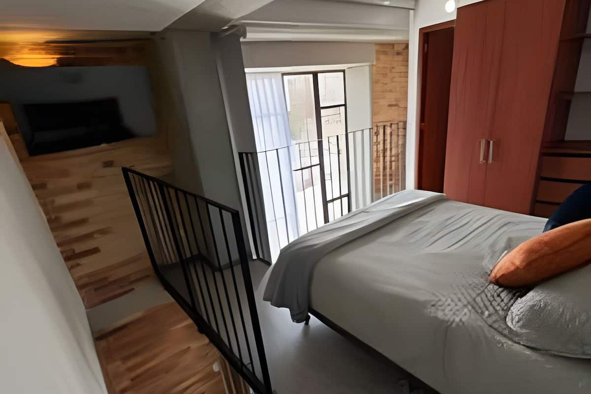 Appartement Classique | Bureau, espace de travail pour ordinateur portable