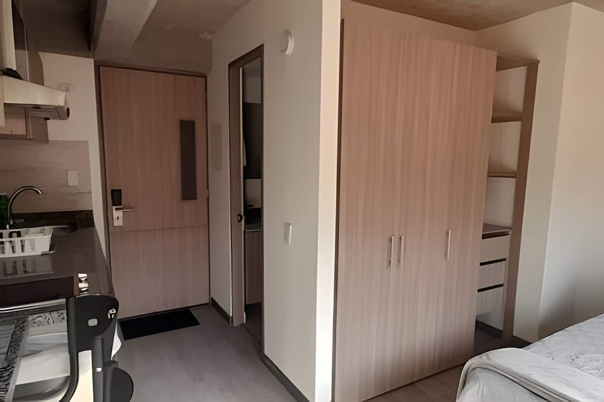 Apartamento clássico | Escrivaninha, espaço de trabalho para notebook