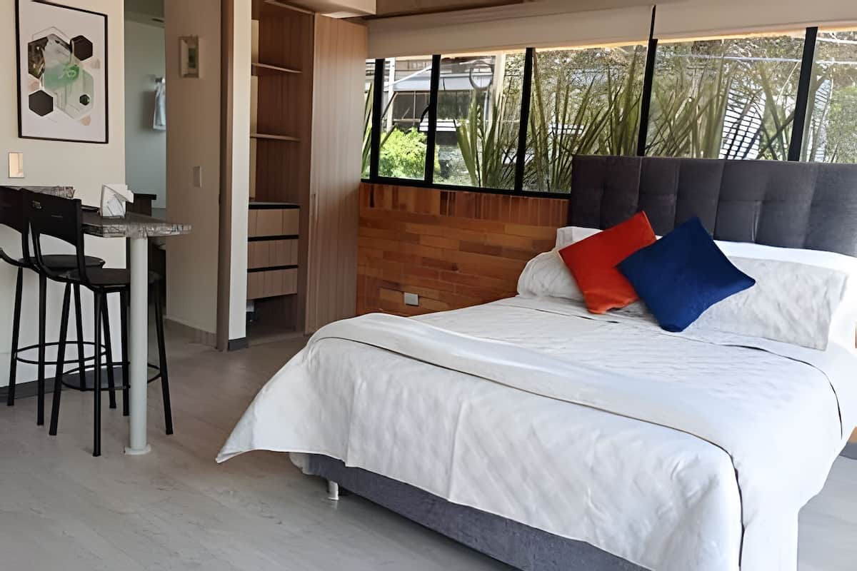 Apartamento clássico | Escrivaninha, espaço de trabalho para notebook