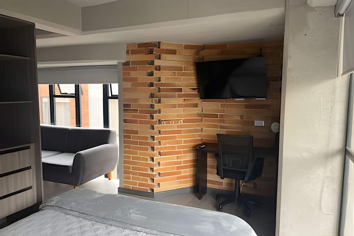 Apartamento clássico | Escrivaninha, espaço de trabalho para notebook
