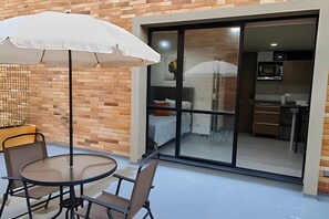 Classic Apartment | Outdoor dining