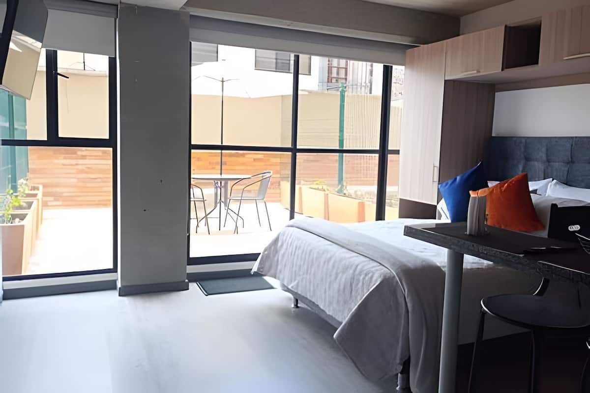 Apartamento clássico | Escrivaninha, espaço de trabalho para notebook