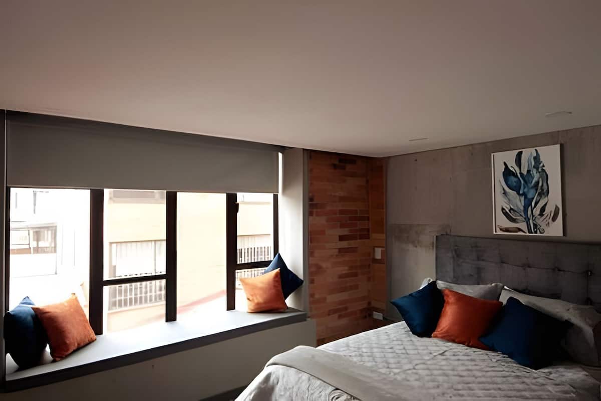 Apartamento clássico | Escrivaninha, espaço de trabalho para notebook