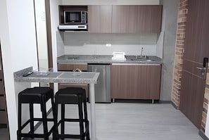 Apartamento clássico | Cozinha privada | Frigobar, micro-ondas, fogão, cooktop