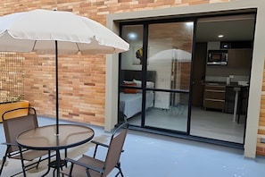 Classic Apartment | Tempat makan luar