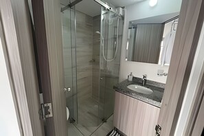 Classic Apartment | Bathroom | Shower, free toiletries, towels - Spatium 134 (Bogotá)