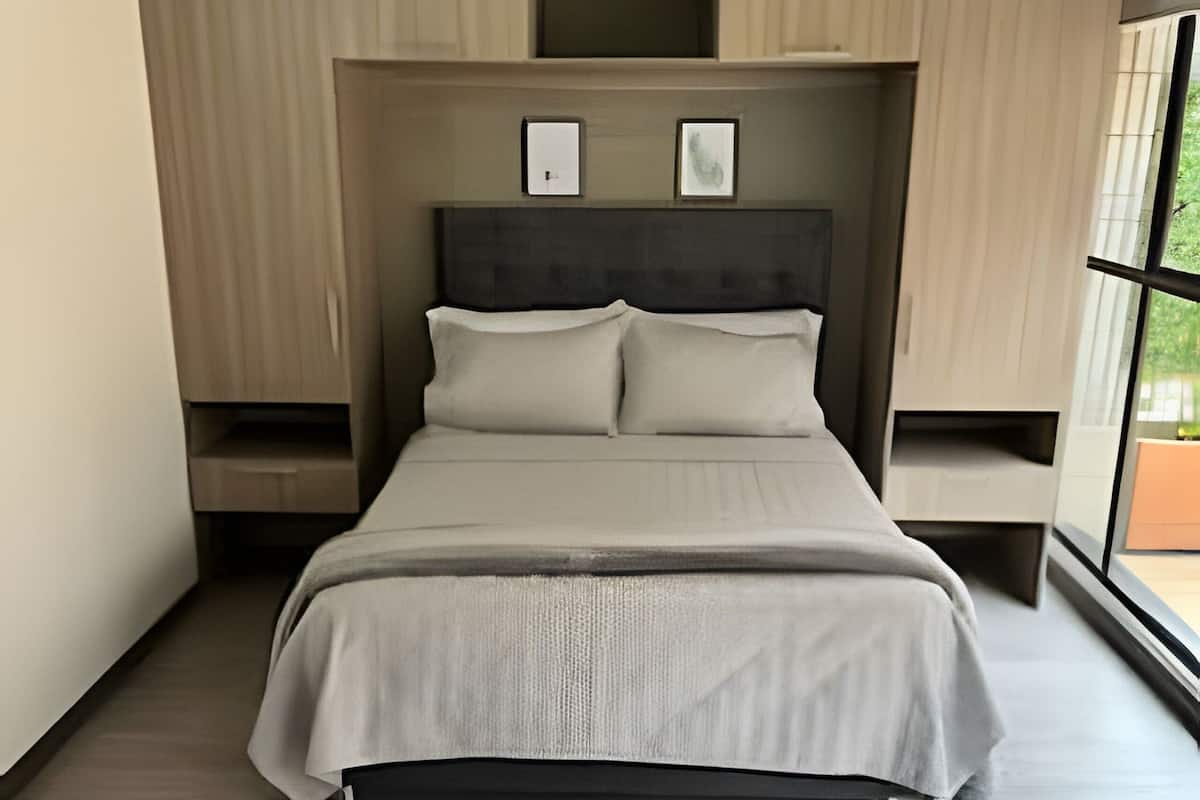 Appartement Classique | Bureau, espace de travail pour ordinateur portable