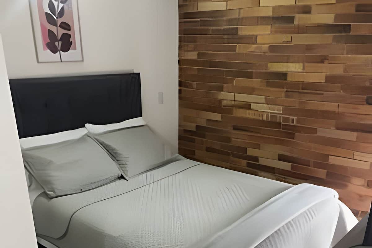 Appartement Classique | Bureau, espace de travail pour ordinateur portable