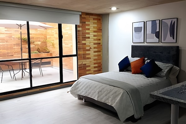 Apartamento clássico | Escrivaninha, espaço de trabalho para notebook