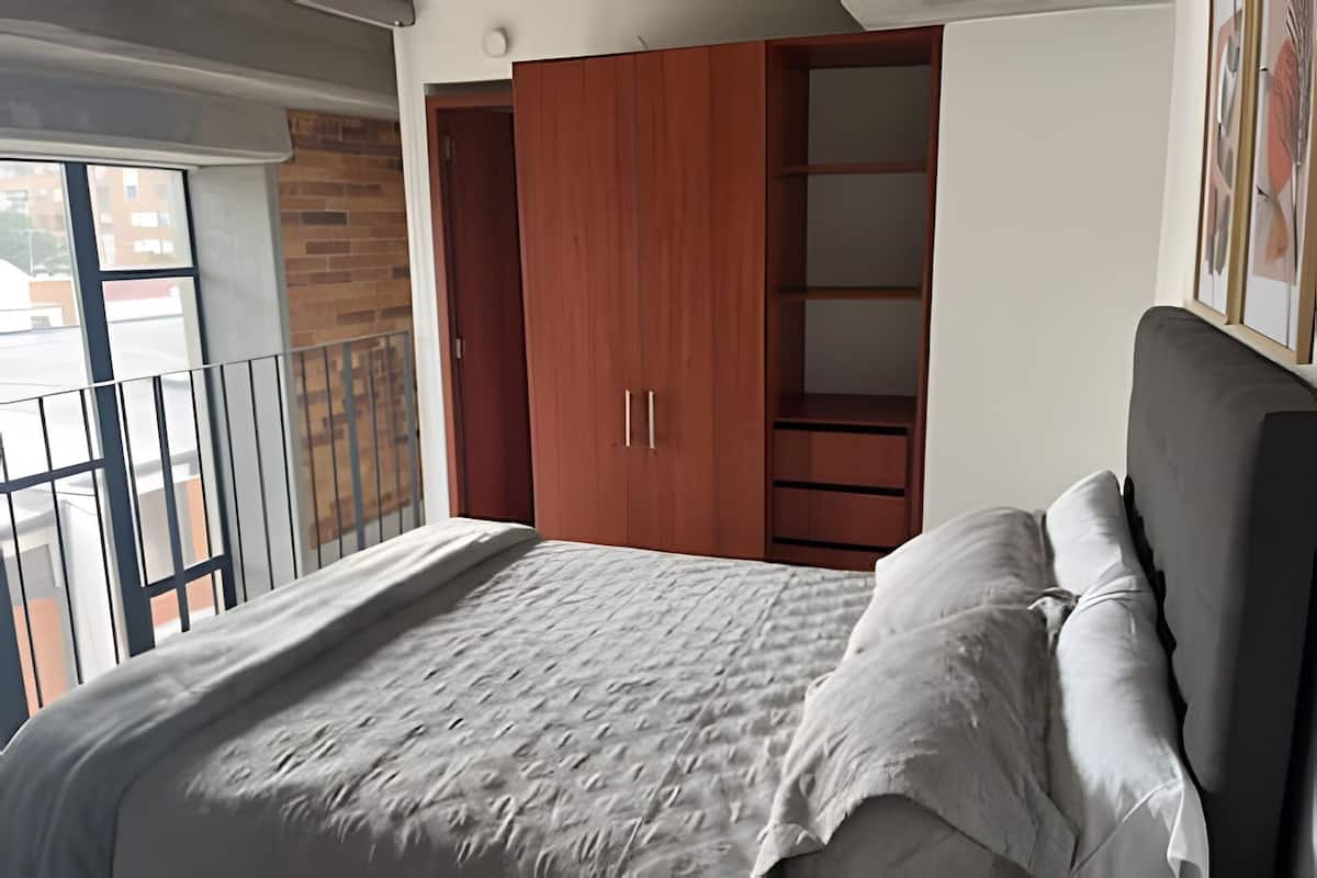 Apartamento clássico | Escrivaninha, espaço de trabalho para notebook
