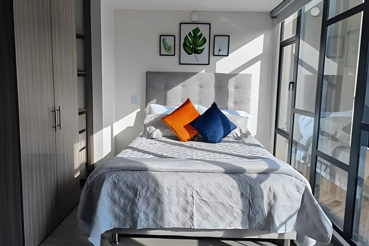 Appartement Classique | Bureau, espace de travail pour ordinateur portable