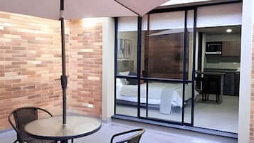 Escritorio y espacio para trabajar con laptop