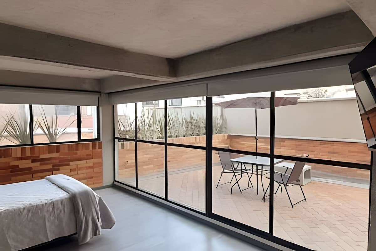 Apartamento clássico | Escrivaninha, espaço de trabalho para notebook
