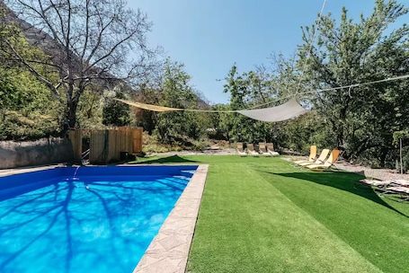 Una piscina al aire libre de temporada