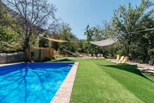 Una piscina al aire libre de temporada
